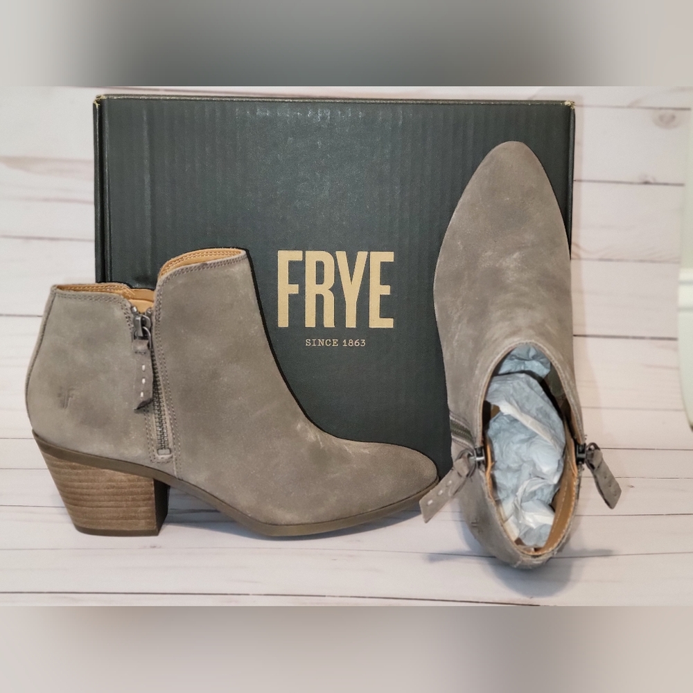 NIB FRYE Judith Zip Bootie in Taupe, Size 7